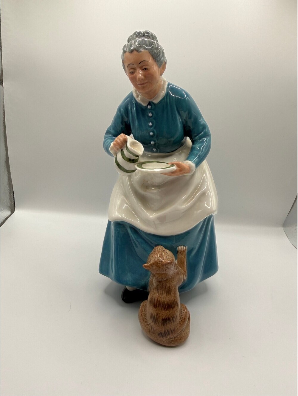 Royal Doulton The Favourite Porcelain Figurine HN2249 Woman Feeding Cat